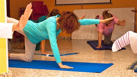 gimnasio desnudas|Se EXCITA de más en una clase de yoga completamente .